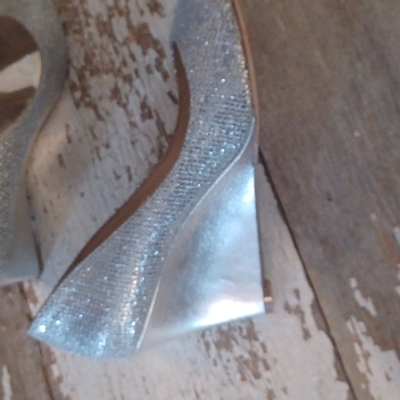  Badgley Mischka size 8 heels. Good used condition, no flaws. - Picture 5 of 10